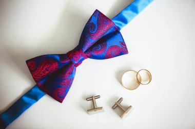 Altın alyanslar kutuda ve papyonda