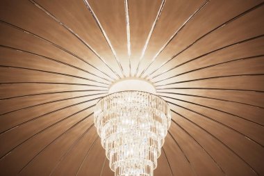 Elmas avize. Boş fotokopi odası düğün yeri tavanı. Soyut mimari arkaplan.