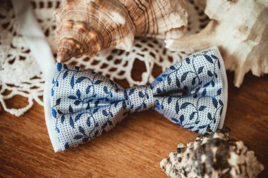 Tahta masadaki zarif papyon. Düğün aksesuarları geçmişi.