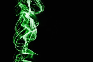 Siyah üzerine yeşil duman. Gaz akışı şekil etkisi. Sanatsal renk kokusu arkaplanı. Boş kopyalama alanı sihirli dumanı.