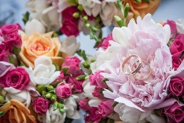 Parlak çiçeklerdeki alyanslar