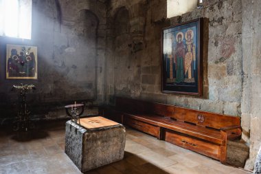Mccheta, Tibilisi, Gürcistan - 18 Aralık 2019: Svetitskhoveli Katedral Manastırı. Ortodoks kilisesi içi. Doğu Hristiyan dini.
