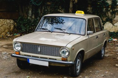 Tibilisi, Gürcistan - 11 Aralık 2019: Tibilisi 'de park etmiş eski klasik Lada taksi. Klasik taksi servisi geçmişi. Georgia 'daki eski okul aracı..