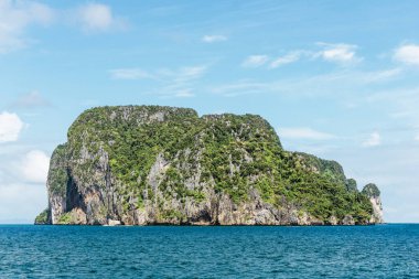 Tayland 'daki güzel güneşli körfez. Tropik egzotik tatil manzarası.