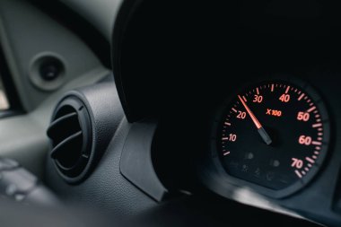 Siyah deri yüzeyi olan araba gösterge paneli