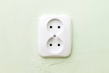 Duvardaki beyaz elektrik prizi