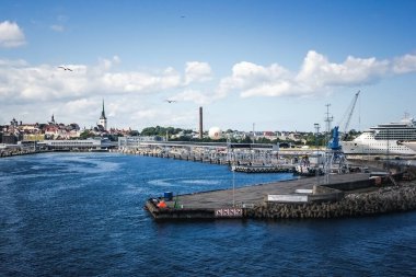 Tallinn, Estonya - 14 Temmuz 2016: Tallinn Limanı Vanasadam. Başkent Estonya güneşli bir gün. Büyük gemi limana yanaştı. Deniz suyu taşıma arkaplanı.