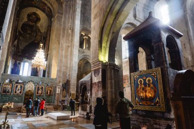 Mccheta, Tibilisi, Gürcistan - 18 Aralık 2019: Svetitskhoveli Katedral Manastırı. Ortodoks kilisesi içi. Doğu Hıristiyan Katolik dini inşaatı.