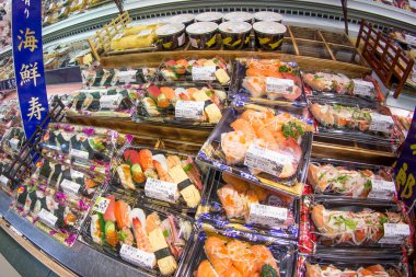 Japon süpermarketinde hazır yemek tezgahı..