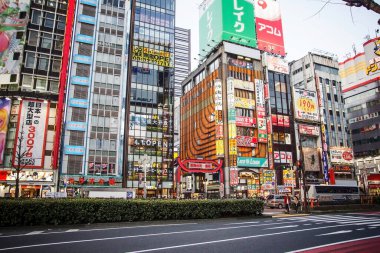Japonya 'daki gökdelenlerde parlak işaretler.