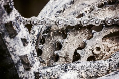 Eski paslı metal zinciri kapatın.