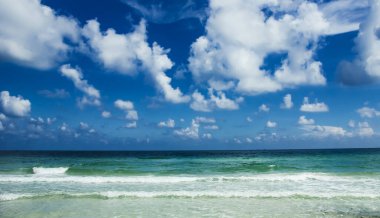 Phu Quoc adası, Vietnam 'daki Sao tropik plajı. Okyanus panoramik manzarası. Mavi deniz dalgaları arka planda. Boş kopya alanı mavi bulutlu gökyüzü egzotik tatil.