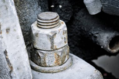 Eski demir parçaları, betona vida