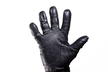 Siyah deri eldivenli bir erkek, beyaz arka planda parmakları olan bir işaret gösteriyor..