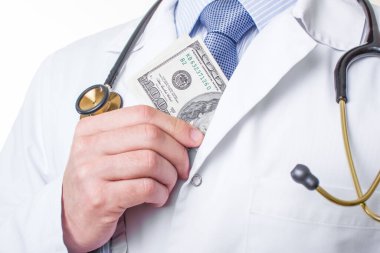 Doktor rüşvet alıyor. Cebine yüz dolarlık banknot saklamış, yolsuzluğu kabul etmiş. Tıp sektöründe büyük bir sorun var..