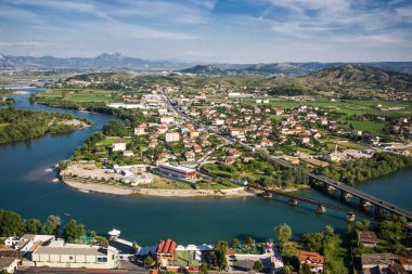 Shkoder şehri panoramik manzarası. Yüksek dağdan şehrin en üst manzarası. Arnavutluk çok güzel bir yer. Nehir doğası güneşli yaz günü.