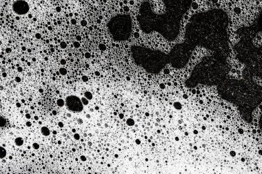 Siyah suda beyaz köpük 