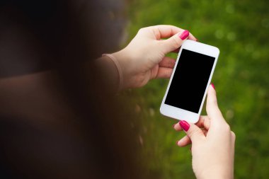 Genç kız cep telefonu. Boş kopya uzay teknolojisi arka planı. Açık havada boş ekran akıllı telefon. İnternet bağlantısı arkaplanı.