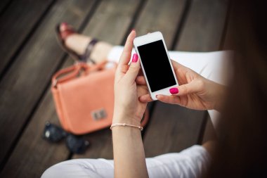 Genç kız cep telefonu. Boş kopya uzay teknolojisi arka planı. Kadınlar açık havada akıllı telefon kullanır. Ergen internet zorunlu bağlantı arkaplanı. Akıllı telefon için el çantası.