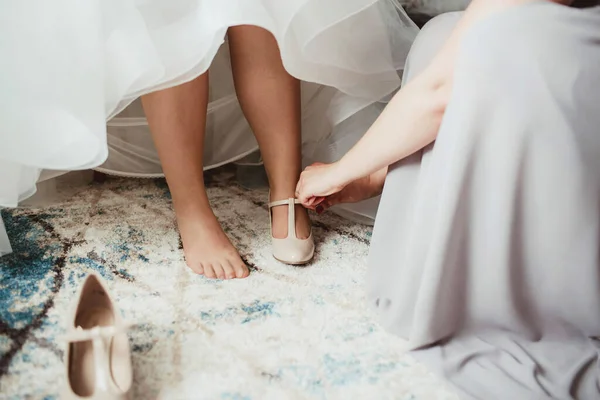 Giovane Sposa Prepara Cerimonia Vestirsi Bianco Abito Sposa Indossare Scarpe — Foto Stock