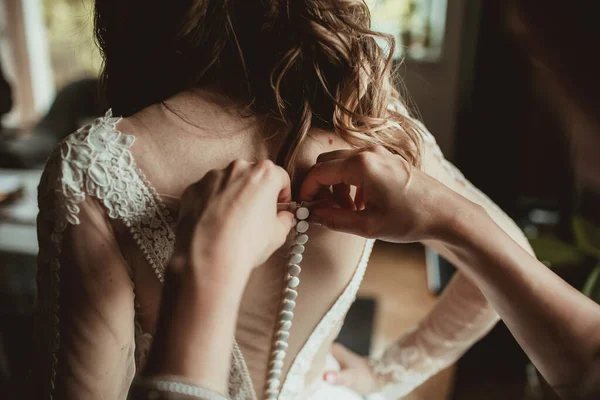 Молодая Невеста Готовится Церемонии Одеть Белое Свадебное Платье Подготовительный Фон — стоковое фото