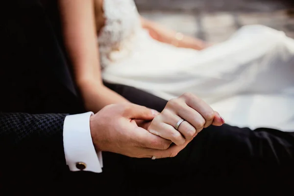 Matrimonio Coppia Innamorata Tenendosi Mano — Foto Stock