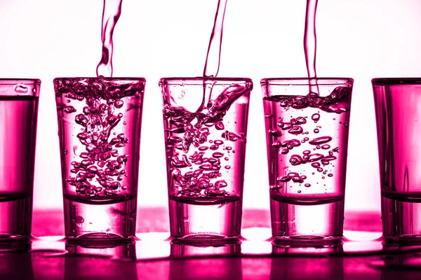 Kis Üvegekbe Öntött Rózsaszín Víz — Stock Fotó
