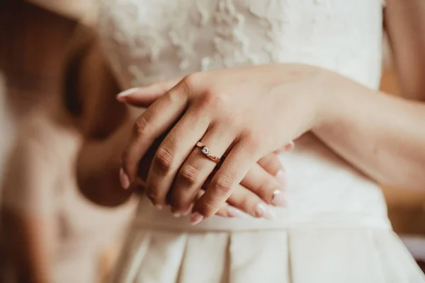 Обручка Руці Нареченої Підготовка Манікюрних Пальців Одяг Весільної Церемонії Біла — стокове фото