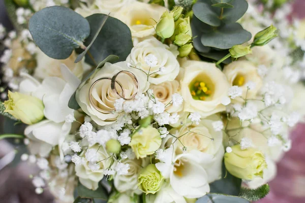 Obrączki Bukiet Białych Kwiatów — Zdjęcie stockowe