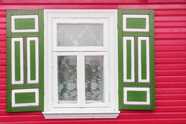 小木屋里的木制乡村窗户 带有透明玻璃窗和装饰绿色快门窗的老式粉刷墙 — 图库照片