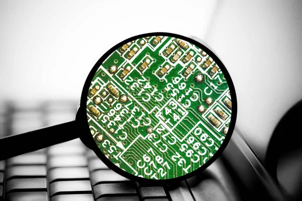 Circuit Board Computer Toetsenbord Vergrootglas Technologie Achtergrond — Stockfoto