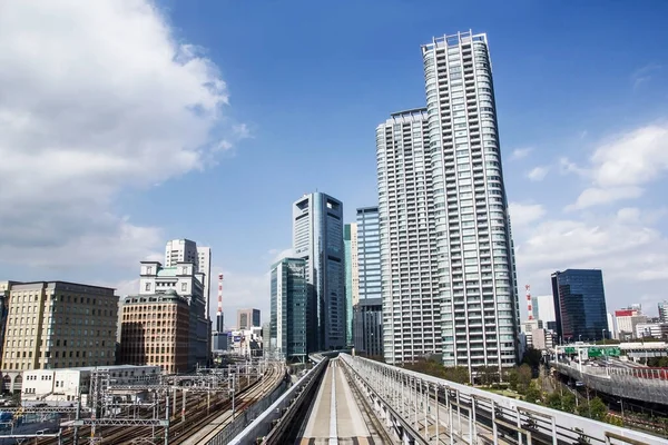 日本摩天大楼之间铺设的铁路 — 图库照片
