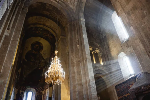 Mccheta, Tibilisi, Gürcistan - 18 Aralık 2019: Svetitskhoveli Katedral Manastırı. Ortodoks kilisesi içi. Doğu Hıristiyan Katolik dini inşaatı.