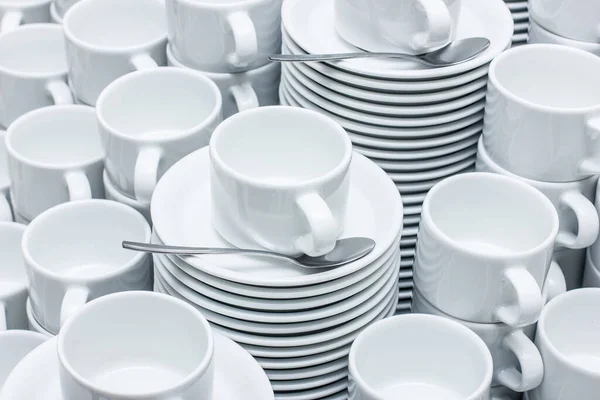 Weiße Tassen Auf Dem Tisch — Stockfoto