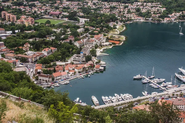 Eski Kotor Körfezi manzarası. Balkanlar yukarıdan bakıyor. Adriyatik deniz limanı manzarası. Kotor tahkimatları dağ yürüyüşü perspektifi. Karadağ seyahat geçmişi.