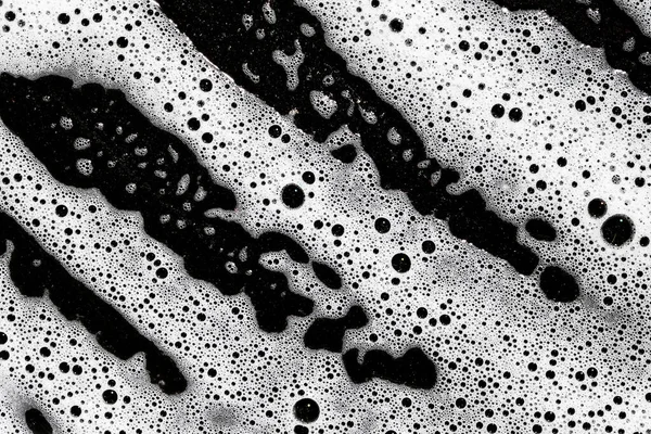 黒い水に白い泡が — ストック写真