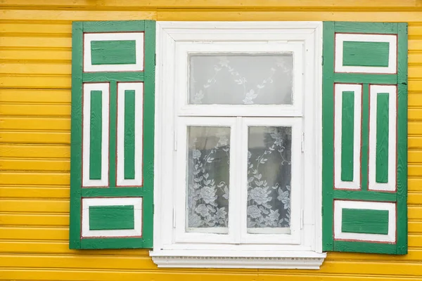 小木屋里的木制乡村窗户 带有透明玻璃窗和装饰绿色白色快门窗的老式黄色漆墙 农村建筑背景 — 图库照片