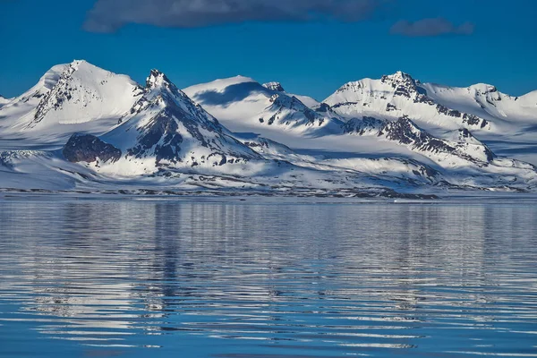 Montañas Nevadas Tierra Óscar Ártico Spitsbergen Svalbard Noruega Europa Imagen De Stock