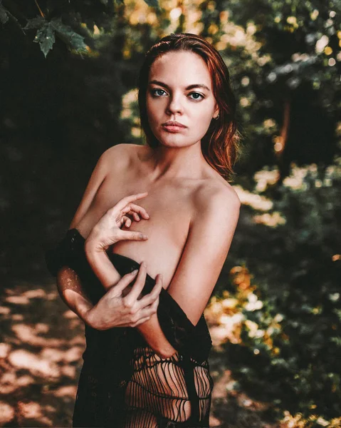 金髪の美しい裸の女の子 スリムフィギュアと大きな自然の胸 晴れた夏の日に森の中の水の近くの遊歩道にポーズトップレス — ストック写真