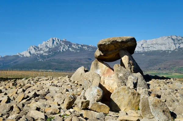 Dağın manzaralı tarih öncesi dolmenler.
