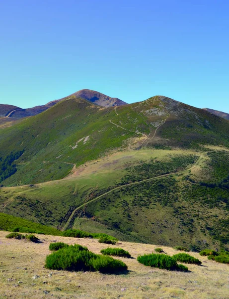 Tepeden kıvrımlı dağ manzarası, La Rioja, İspanya