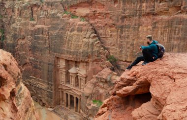 Petra 'nın en tepedeki hazinesi. Maceracı bir genç adamın portresi.