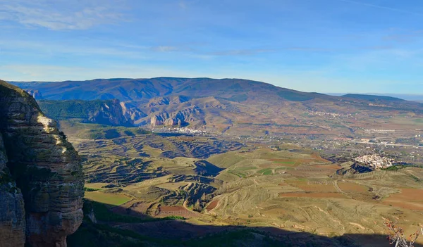 La Rioja 'da dağ manzaralı bir kasaba. Kırsal arazi.