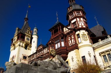 Transilvanya 'daki Peles Kalesi. Dağların ortasında.