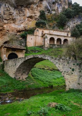 Burgos, İspanya 'daki Tobera Kilisesi. Dağların ortasındaki kilise. Nehir ve çimlerle