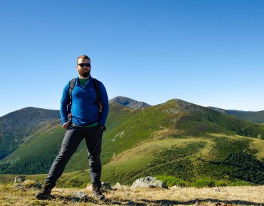 Genç adam dağda yürüyüş yapıyor. La Rioja 'da. İspanya