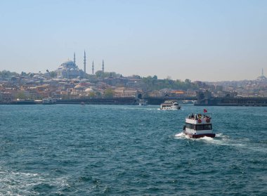 İstanbul 'un deniz manzarası. Mavi camii ve teknesi olan Bosphorus Boğazı 'ndan şehir manzarası