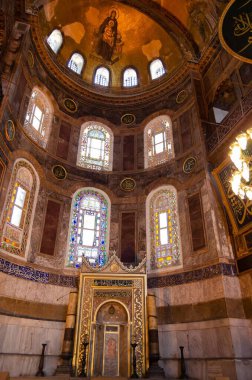 Ayasofya 'nın içi. Üstünde Meryem Ana var.