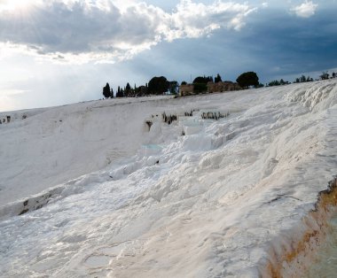 Pamukkale 'deki doğal travertin havuzları ve terasları. Türkiye 'nin güneybatısında yerel