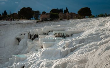 Pamukkale 'deki doğal travertin havuzları ve terasları. Türkiye 'nin güneybatısında yerel
